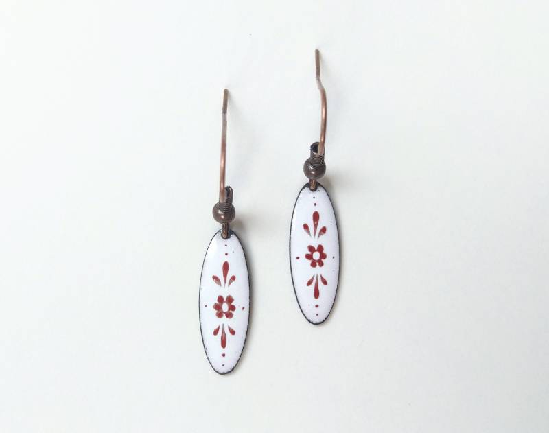 Weiße Emaille-Ohrhänger Mit Ornament, Handgemacht von bagatellchen