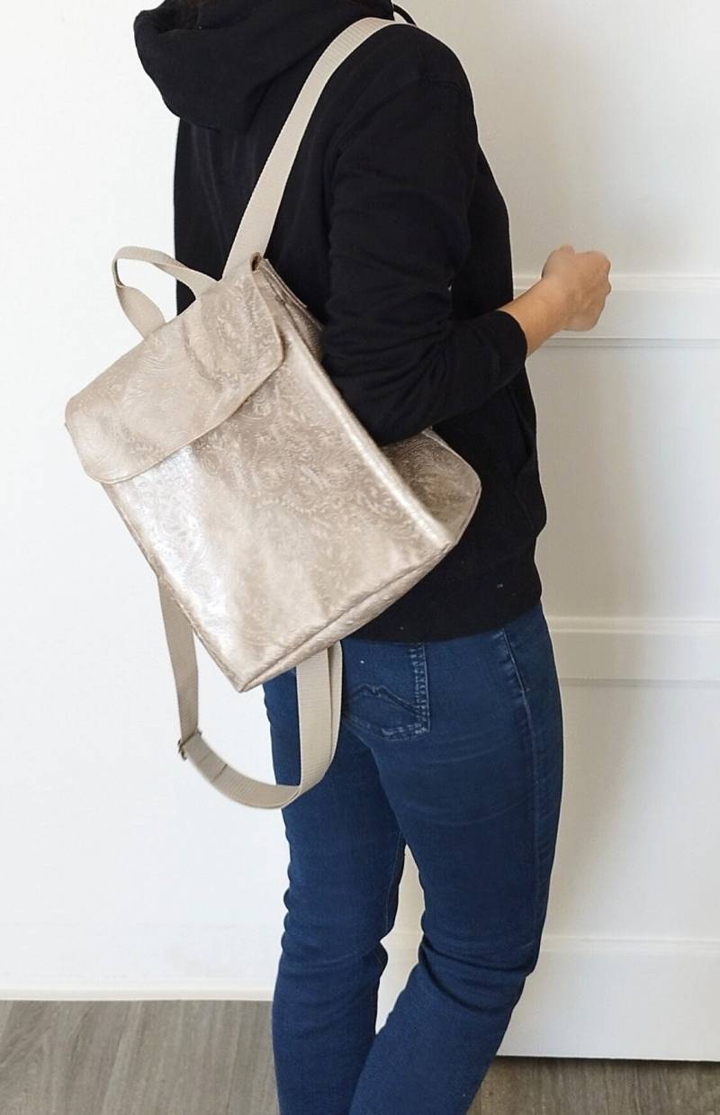 Rucksack Kunstleder Rosegold Glänzend, Genähter Verstellbare Gurte, Vergrößern Möglich, Innentaschen von bagsnap