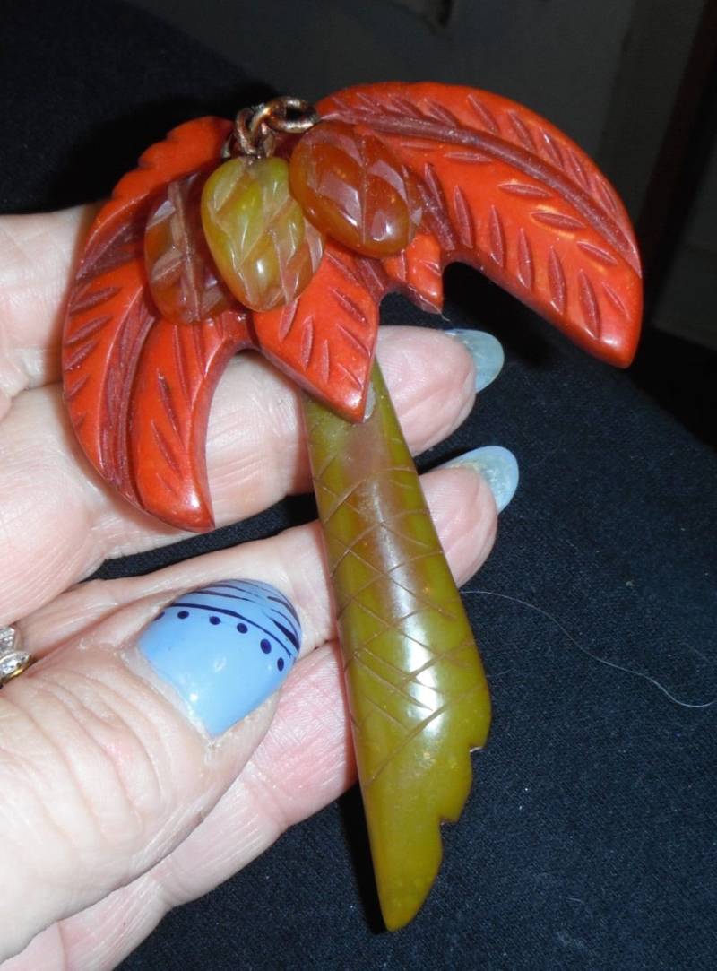 Bakelit Geschnitzte Palme Baumelnde Kokosnuss Pin Bewegt Sich Hell von bakelitecache