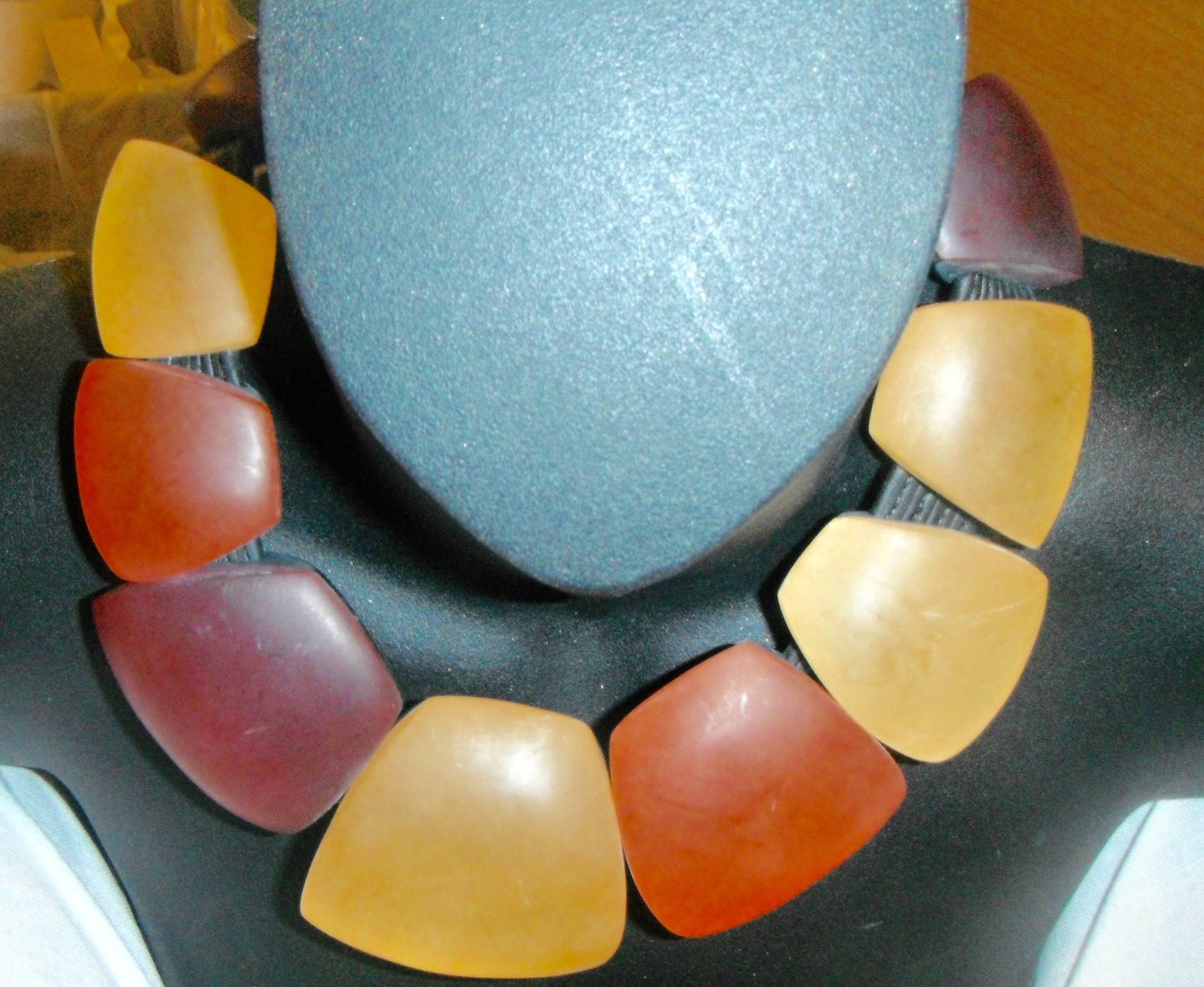 Gerda Lynggaard Monies Massive Bib Halsreif Rot Orange Golden von bakelitecache
