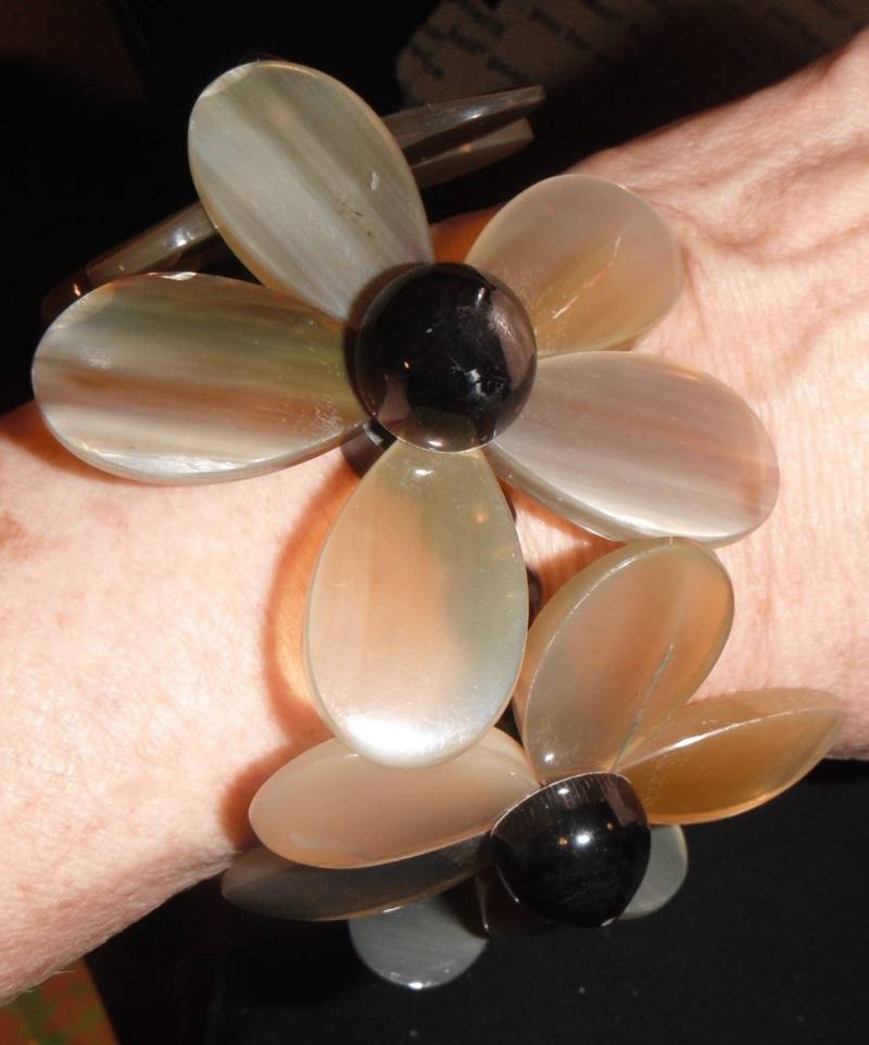 Marion Godart Couture Büffelhorn Gänselege Blumen Stretch Armreif Armband Marion Godart Couture Büffelhorn Gänselege Blumen Stretch Armreif Armband von bakelitecache