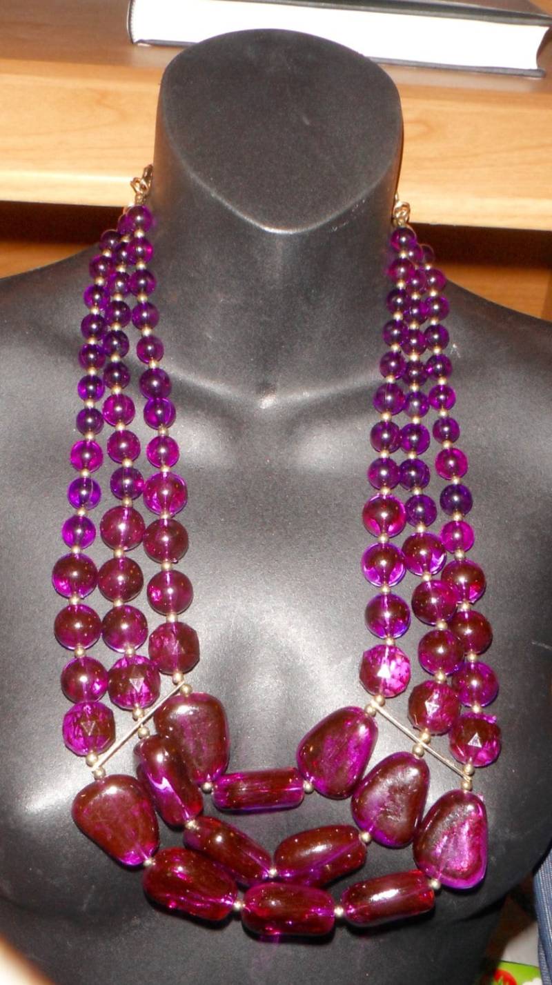 Massive 3 Strang Lucite Amethyst Farbe Violett Lila Halskette Körperbedeckung Massive 3 Strang Lucite Amethyst Farbe Violett Lila Halskette Körperbedeckung von bakelitecache