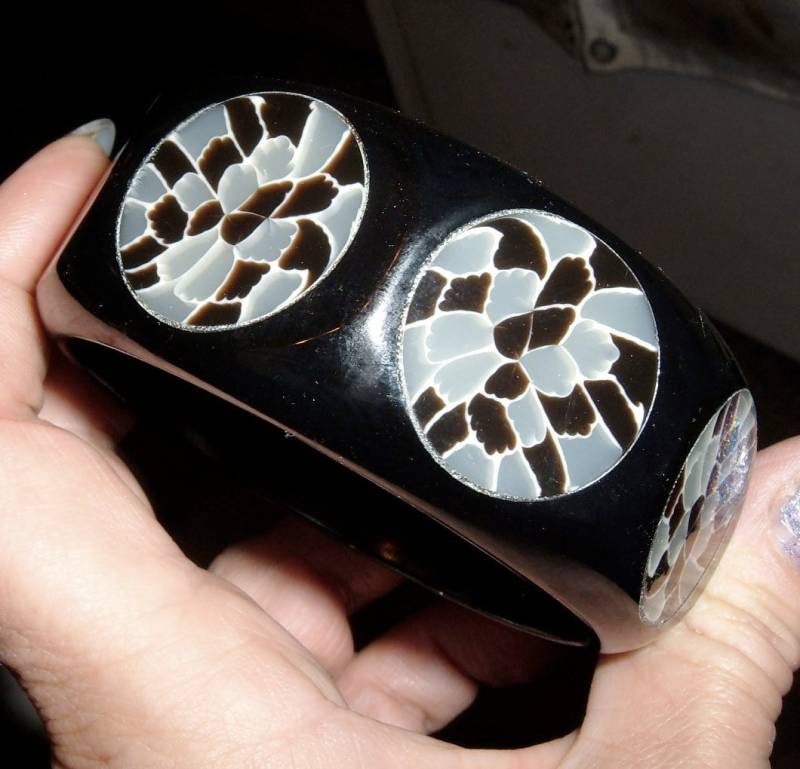 Riesiger Verkauf Vintage Injiziert Mosaik Punkte Bakelit Armreif von bakelitecache