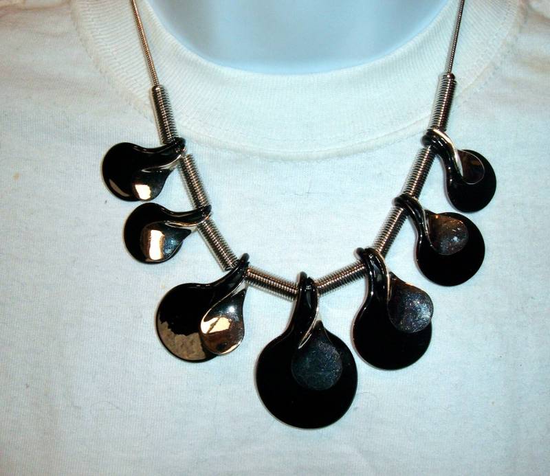 Schwarze Lucite Lätzchen Halskette Mit Chrom-Deko-Anhänger von bakelitecache