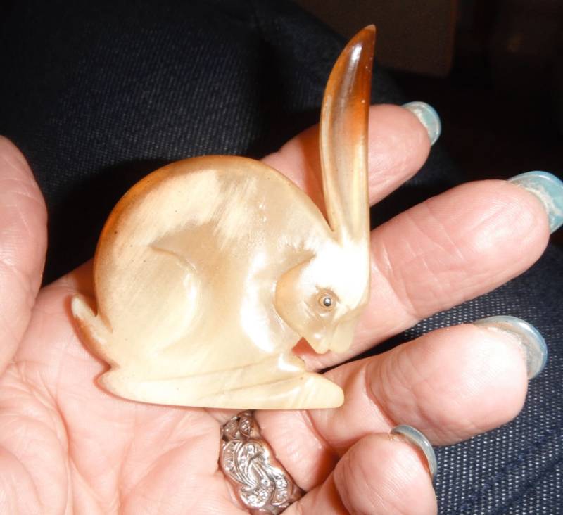 Vintage Geschnitzte Horn Hase Pin Brosche Lange Ohr von bakelitecache