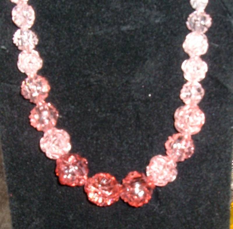 Vintage Geschnitzte Lucite Schatten Der Rosa Rosenblumen Halskette von bakelitecache