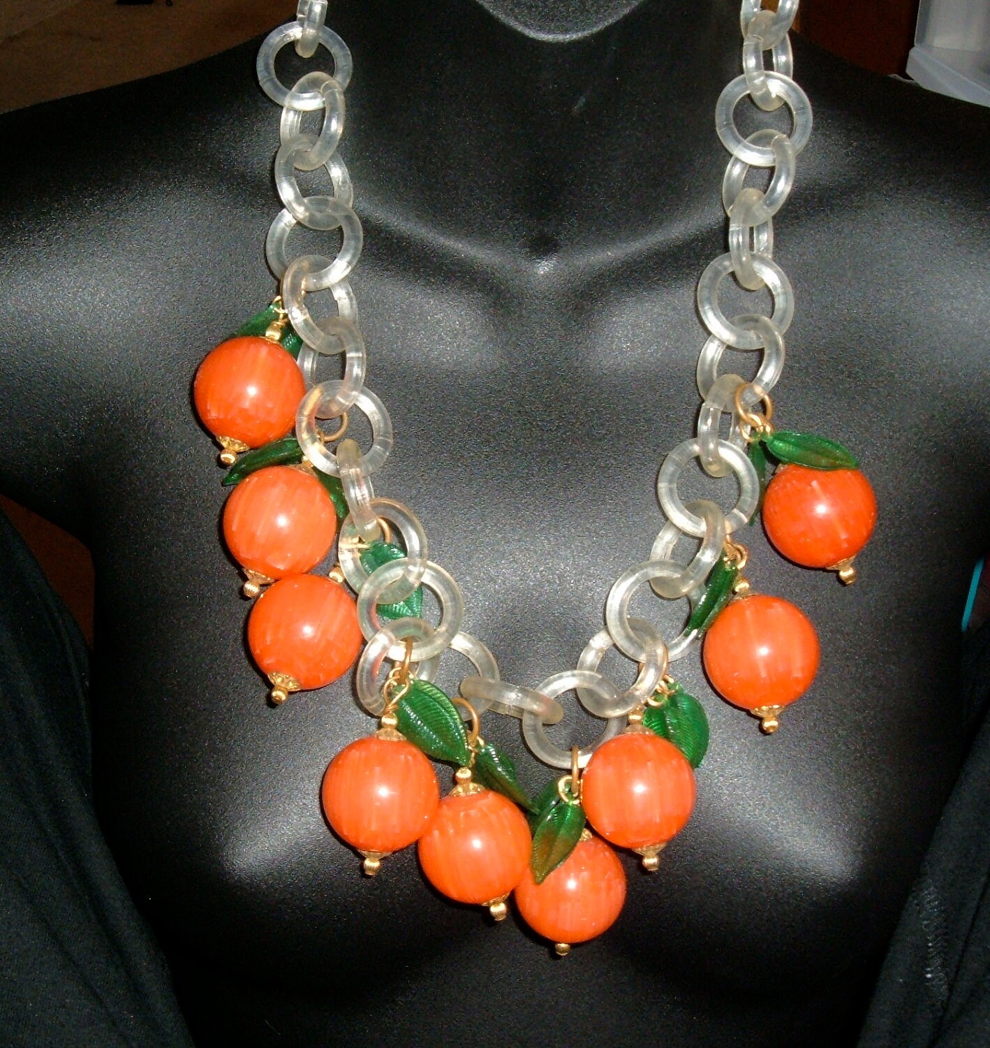Vintage Halskette Lucite Reif Mit Reifen Orangen, Grünen Blättern, Massives Obst von bakelitecache