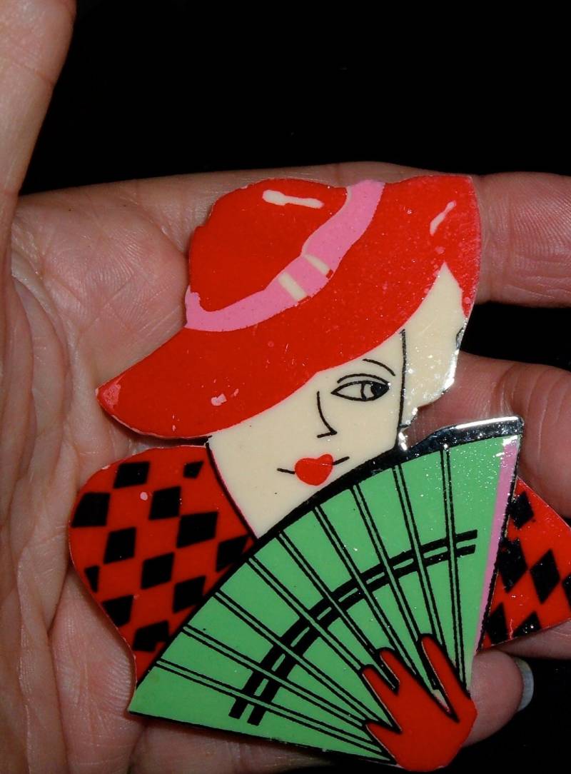 Vintage Harz Gemalte Society Lady Red Hat Fan Pin Vintage Harz Gemalte Society Lady Red Hat Fan Pin von bakelitecache