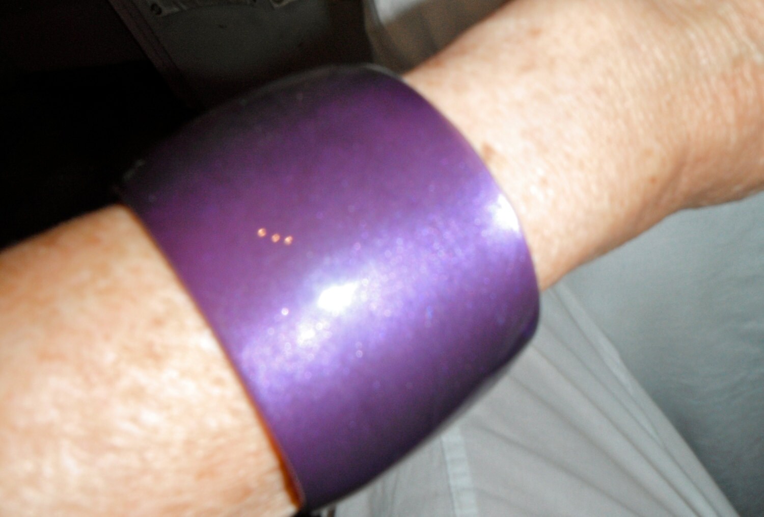 Vintage Lila Glitter Lucite Armreif von bakelitecache