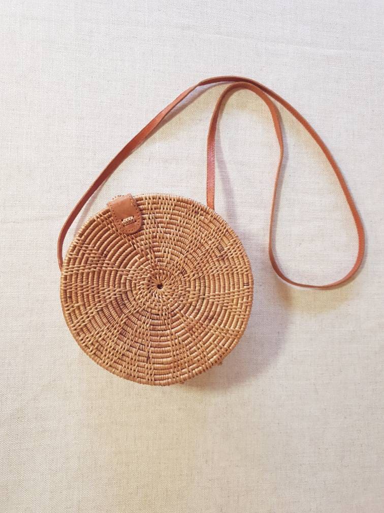Braune Runde Rattan-Tasche, Ata-Gras-Kreistasche Über Die Körper-Umhängetasche Braune Runde Rattan-Tasche, Ata-Gras-Kreistasche Über Die Körper-Umhängetasche von balisouldesign