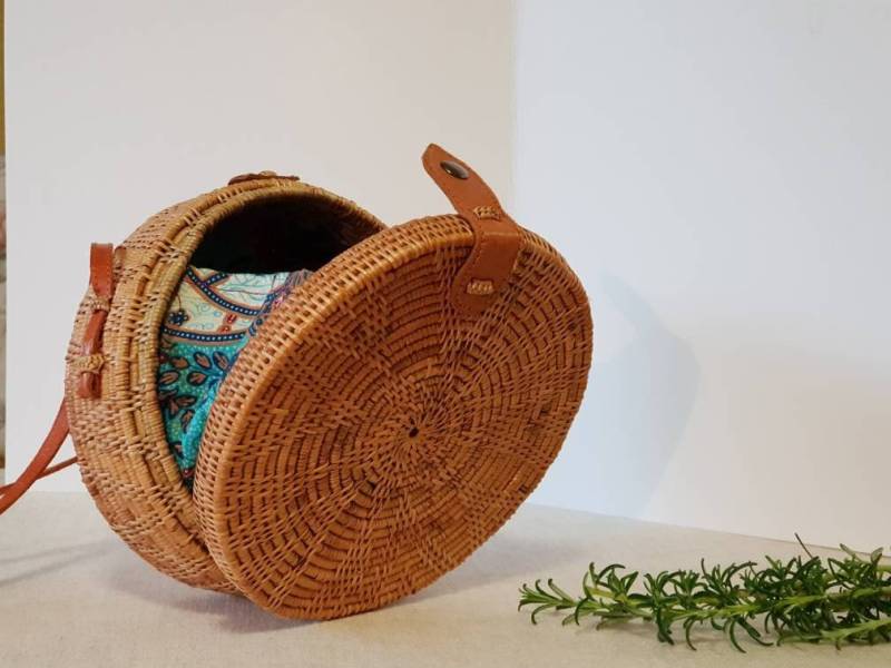 Braune Runde Rattan-Tasche, Ata-Gras-Kreistasche Über Die Körper-Umhängetasche Braune Runde Rattan-Tasche, Ata-Gras-Kreistasche Über Die Körper-Umhängetasche von balisouldesign