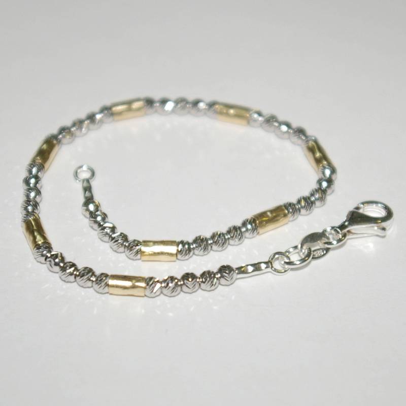 sterling Silber 925 Rhodium Überzogene Laser Cut Perlen Und 14Kt Gold Filled Hammered Tubes Zweifarbiges Armband - Hergestellt Auf Ihre Größe sterling Silber 925 Rhodium Überzogene Laser Cut Perlen Und 14Kt Gold Filled Hammered Tubes Zweifarbiges Armband - Hergestellt Auf Ihre Größe von ballisilver