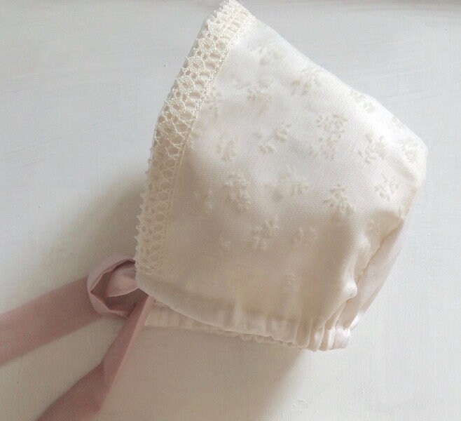 Taufhaube Passend Zum Individuellen Taufkleid Aus Seide Baumwolle Leinen Spitze Mit Oder Ohne Spitzenbordüre Bonnet von bambiniinfesta