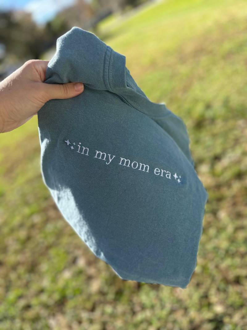 In Meiner Era Kundengerechtes Komfort Farben T-Shirt, Stückgefärbtes Individuell Bestickt, Personalisiert, Mama, Verlobt, Frau, Geschenk Für Sie In Meiner Era Kundengerechtes Komfort Farben T-Shirt, Stückgefärbtes Individuell Bestickt, Personalisiert, Mama, Verlobt, Frau, Geschenk Für Sie von bandfembroidery