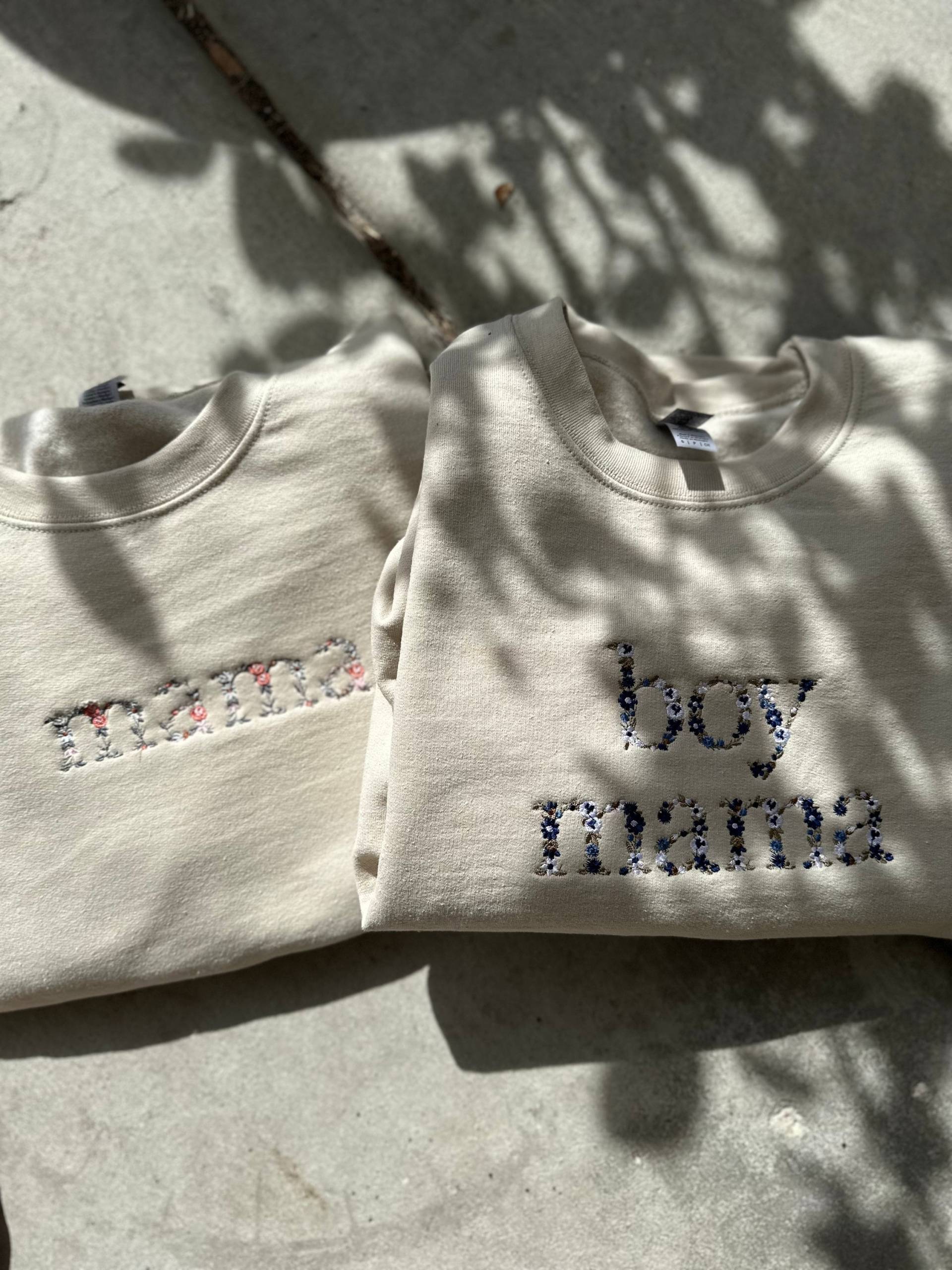 Individuell Besticktes Blumen-Mama-Gesticktes Sweatshirt, Mama-Crewneck, Mama-Geschenk, Individuelles Sweatshirt Individuell Besticktes Blumen-Mama-Gesticktes Sweatshirt, Mama-Crewneck, Mama-Geschenk, Individuelles Sweatshirt von bandfembroidery