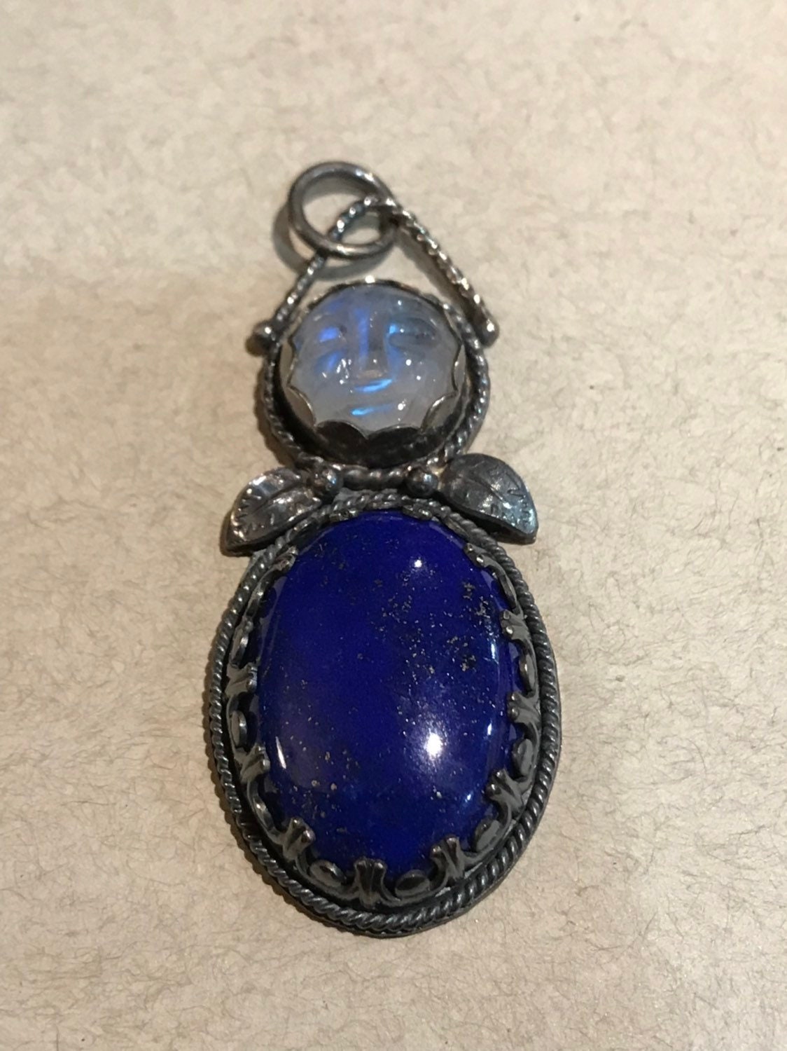 Die Blickende Regenbogenmondsteinwand Und Die Lapis Sind in Silber Gesetzt. Dieser Anhänger Ist Mit Verdrehtem Draht Ausgefallener Lünette Die Blickende Regenbogenmondsteinwand Und Die Lapis Sind in Silber Gesetzt. Dieser Anhänger Ist Mit Verdrehtem Draht Ausgefallener Lünette von barbarakennedy12