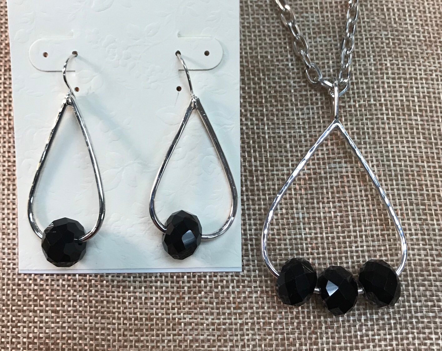 Gehämmert Silber Teadrop Kette Mit Facettierten Onyxperlen Gehämmert Silber Teadrop Kette Mit Facettierten Onyxperlen von barbarakennedy12