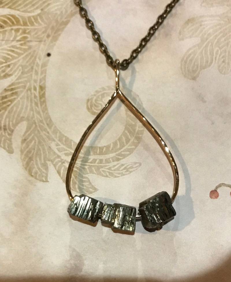 Goldfill Gehämmert Tropfenförmigen Anhänger Mit 3 Pyrit Würfel Goldfill Gehämmert Tropfenförmigen Anhänger Mit 3 Pyrit Würfel von barbarakennedy12