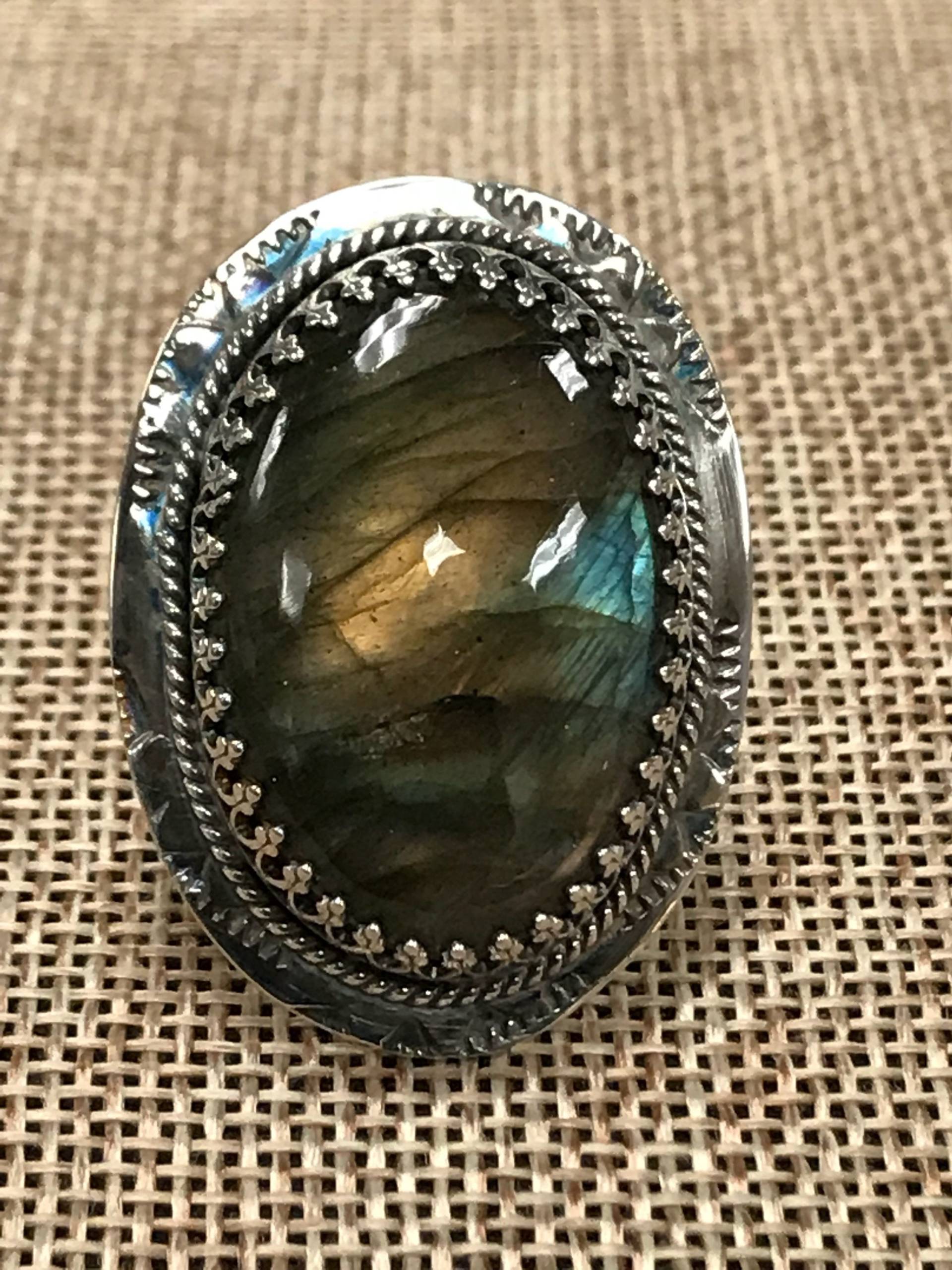 Statement Ring Mit Ovalen Labradorit in Ausgefallener Silberfassung Gedrehten Draht Und Stempel Um Stein Statement Ring Mit Ovalen Labradorit in Ausgefallener Silberfassung Gedrehten Draht Und Stempel Um Stein von barbarakennedy12