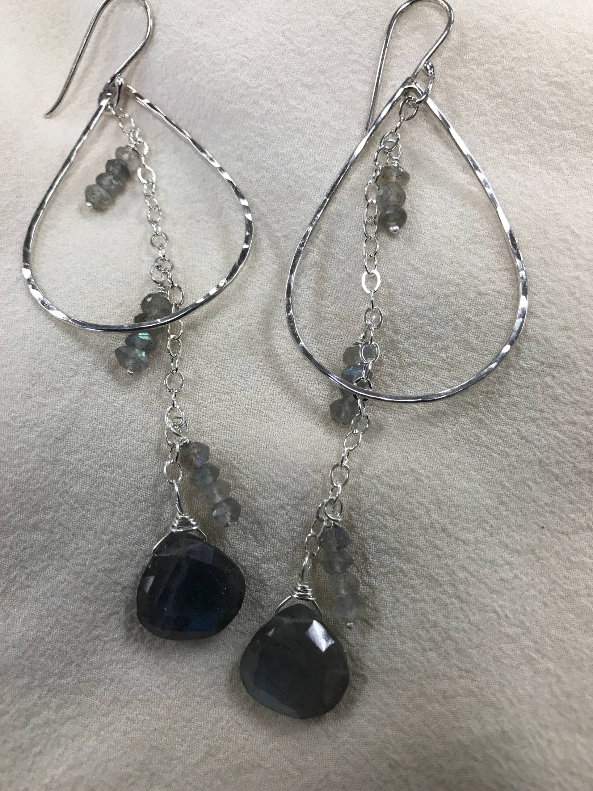 sterling Silber Tropfen Gehämmert Ohrringe Mit Labradorit Biolettes sterling Silber Tropfen Gehämmert Ohrringe Mit Labradorit Biolettes von barbarakennedy12