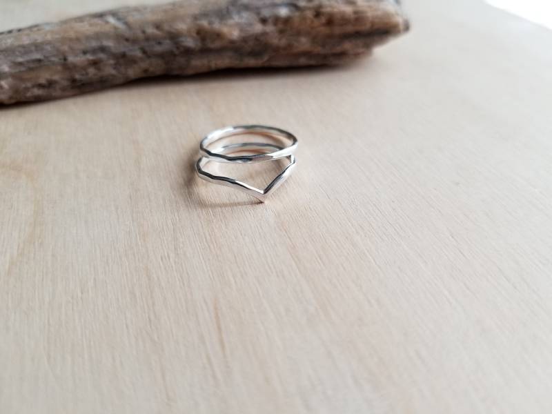 Gehämmertes Chevron Ring Set. Silberner Stapelring. Gehämmerte Stapelbare Silberringe. Pfeil Silber Ringe von barebranchjewelry