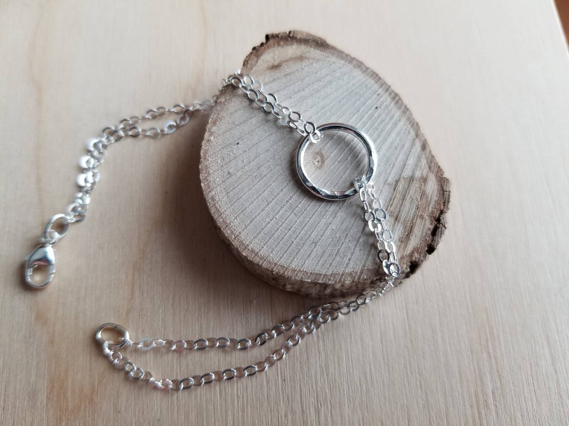 Gehämmertes Eternity Armband. Silber Kreis Sterling Schmuck. Lässiges Alltagsarmband. Silberkette Geschenk Unter 50 von barebranchjewelry