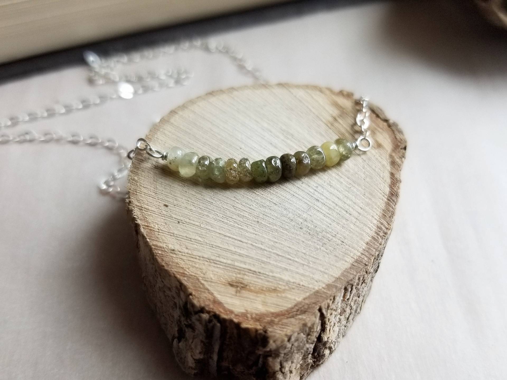 Grüne Granat Halskette. Grossular Bar Schlichte Silberkette. Januar Geburtsstein. Edelstein Schmuck. Layering von barebranchjewelry