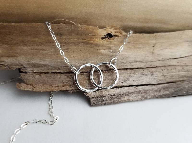 Ineinander Greifende Kreis Halskette. Silber Verschlungene Bester Freund Geschenk. Schwester Zierliche Eternity von barebranchjewelry
