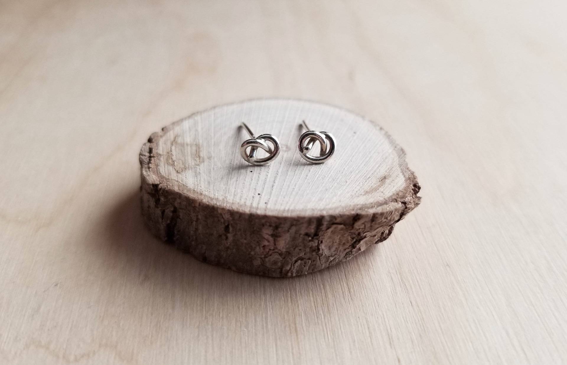 Knoten Ohrstecker - Brezel Silber Argentium Hypoallergene Niedliche Schmuck Geschenk von barebranchjewelry