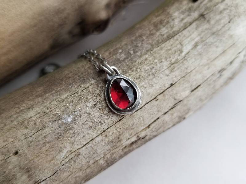 Oxidierte Granat Kette. Mosambik Anhänger. Rubinrote Januar Geburtsstein. Geburtsstein Schmuck. Tropfen Halskette von barebranchjewelry