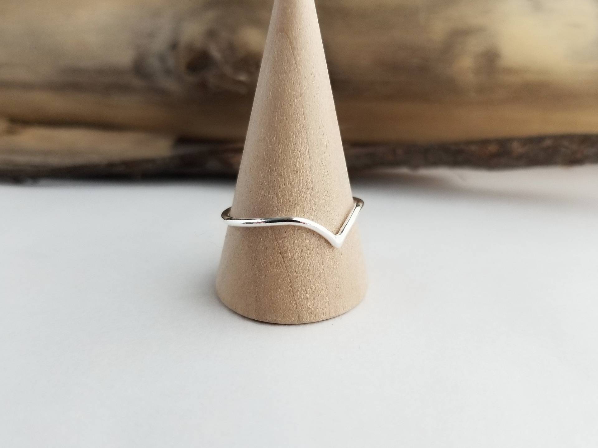Silberner Chevron Ring. Spitzer Stapelring. Stapelbarer Silber Pfeil Hypoallergener Zierlicher V Midi Knöchel von barebranchjewelry