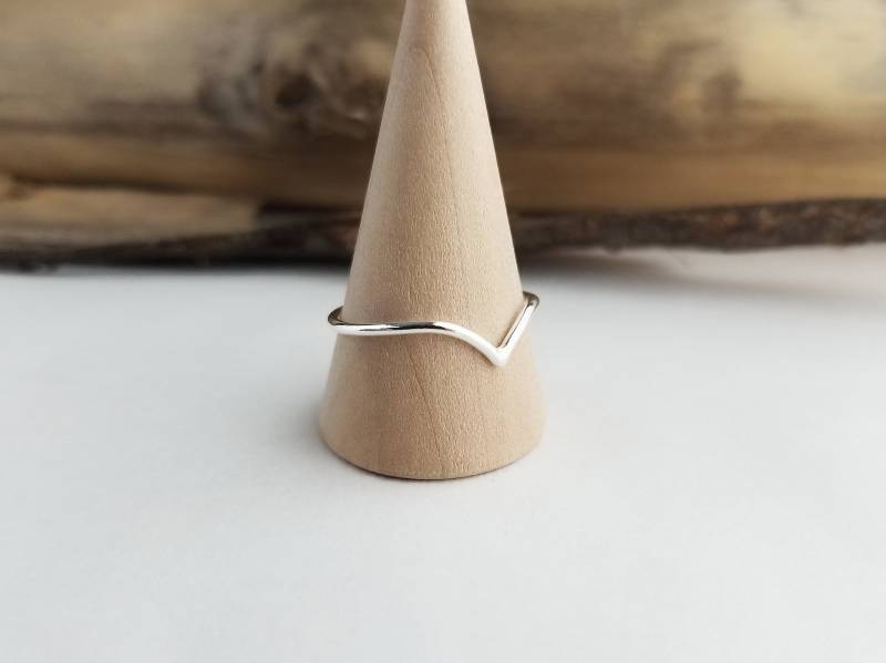 Silberner Chevron Ring. Spitzer Stapelring. Stapelbarer Silber Pfeil Hypoallergener Zierlicher V Midi Knöchel von barebranchjewelry