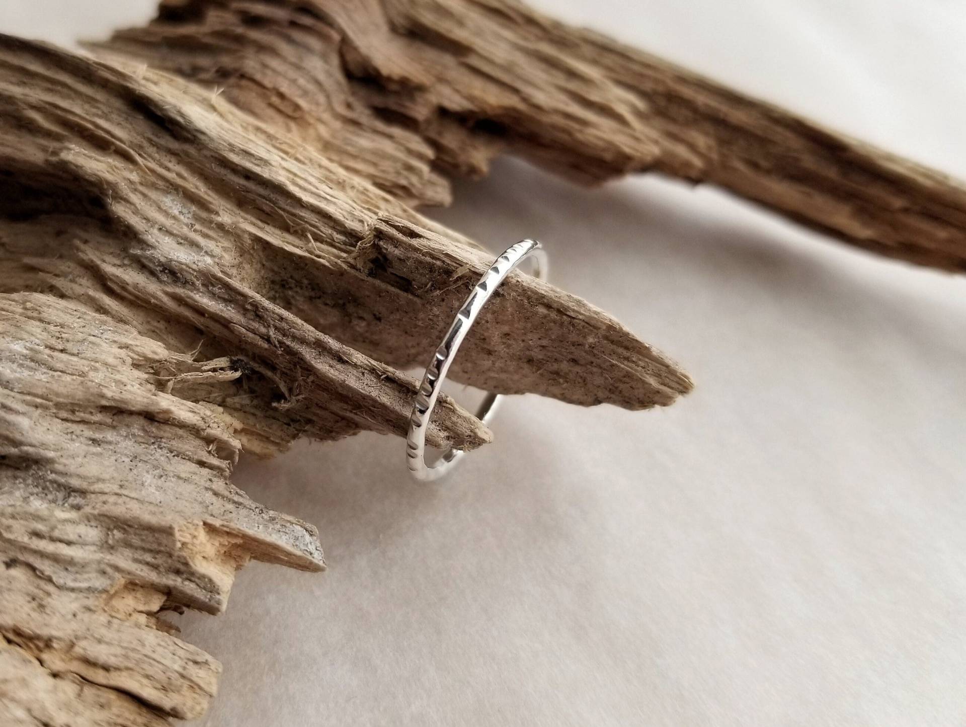 Silberner Line Stapelring. Dash Stacker. Stapelbarer Silberring. Schlichter Alltäglicher Schmuck. Minimaler Moderner Ring von barebranchjewelry