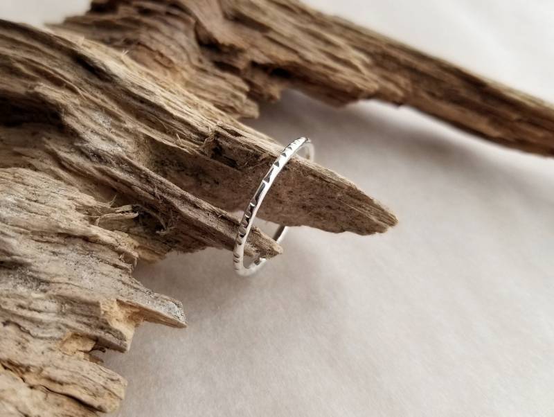 Silberner Line Stapelring. Dash Stacker. Stapelbarer Silberring. Schlichter Alltäglicher Schmuck. Minimaler Moderner Ring von barebranchjewelry