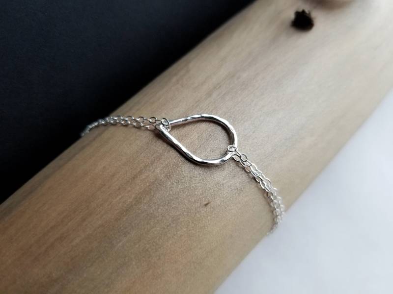 Silbernes Schlüsselloch Armband. Gehämmertes Tropfen Regentropfen Blütenblatt Sterling Silber Jewerly. Alltäglicher Schmuck von barebranchjewelry