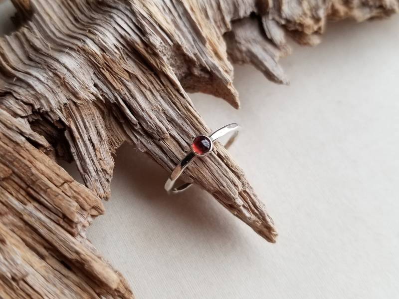 Winziger Granat Stapelring. Zierliche Rote Edelstein Ring. Januar Geburtsstein Stapeler. Schmuck. Alltäglicher von barebranchjewelry