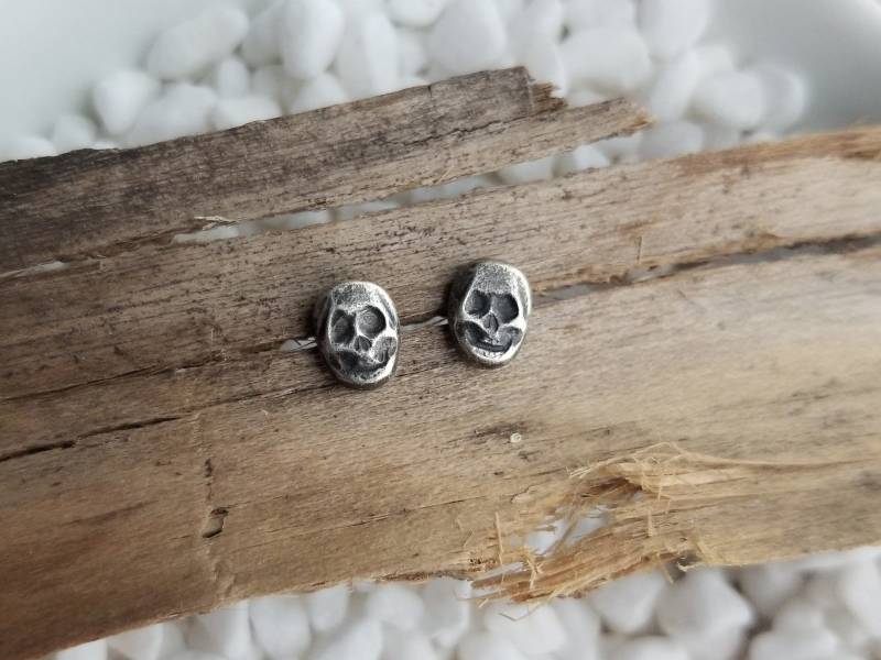 Zierliche Totenkopf Ohrstecker. Argentium Sterling Silber Schädel. Ohrstecker Aus Recyceltem Silber. Halloween Ohrringe. Gruseliger Schmuck von barebranchjewelry