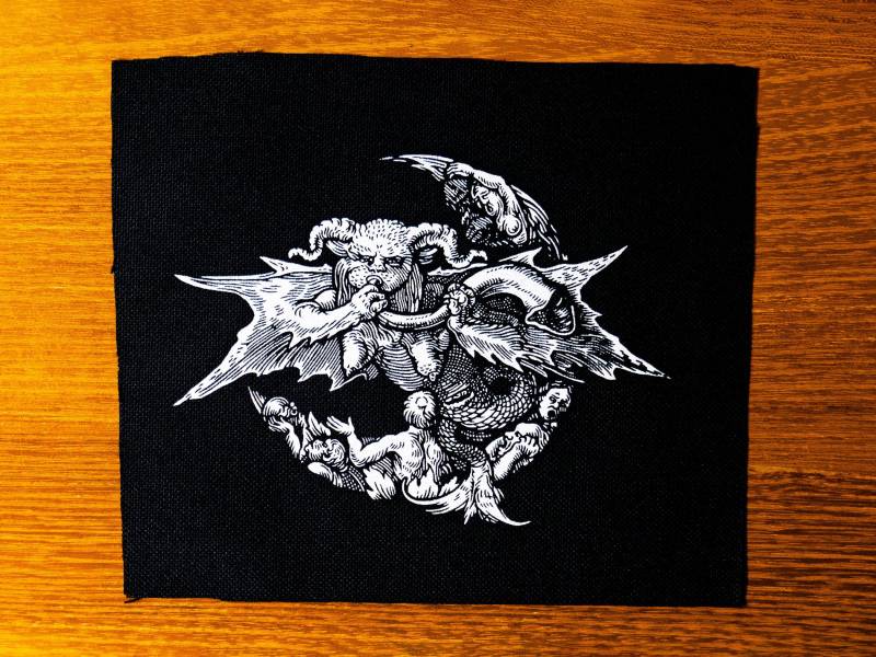 Abstieg in Die Hölle Nach Albrecht Dürer. Dämon Vor Abnehmendem Feuermond Stößt Sein Horn. Siebdruck Aufnäher von barkboneblood