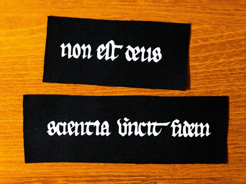 Es Gibt Keinen Gott. Wissenschaft Überwindet Glaube. Non Est Deus. Scientia Vincit Fidem. Manuskript. Siebdruck Aufnäher von barkboneblood