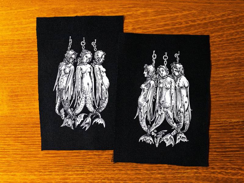 Gefangene Sirenen Nach Albrecht Dürer. Aufgehängte Meerjungfrauen Oder Nixen. Mittelalterlicher Holzschnitt. Siebdruck Aufnäher von barkboneblood