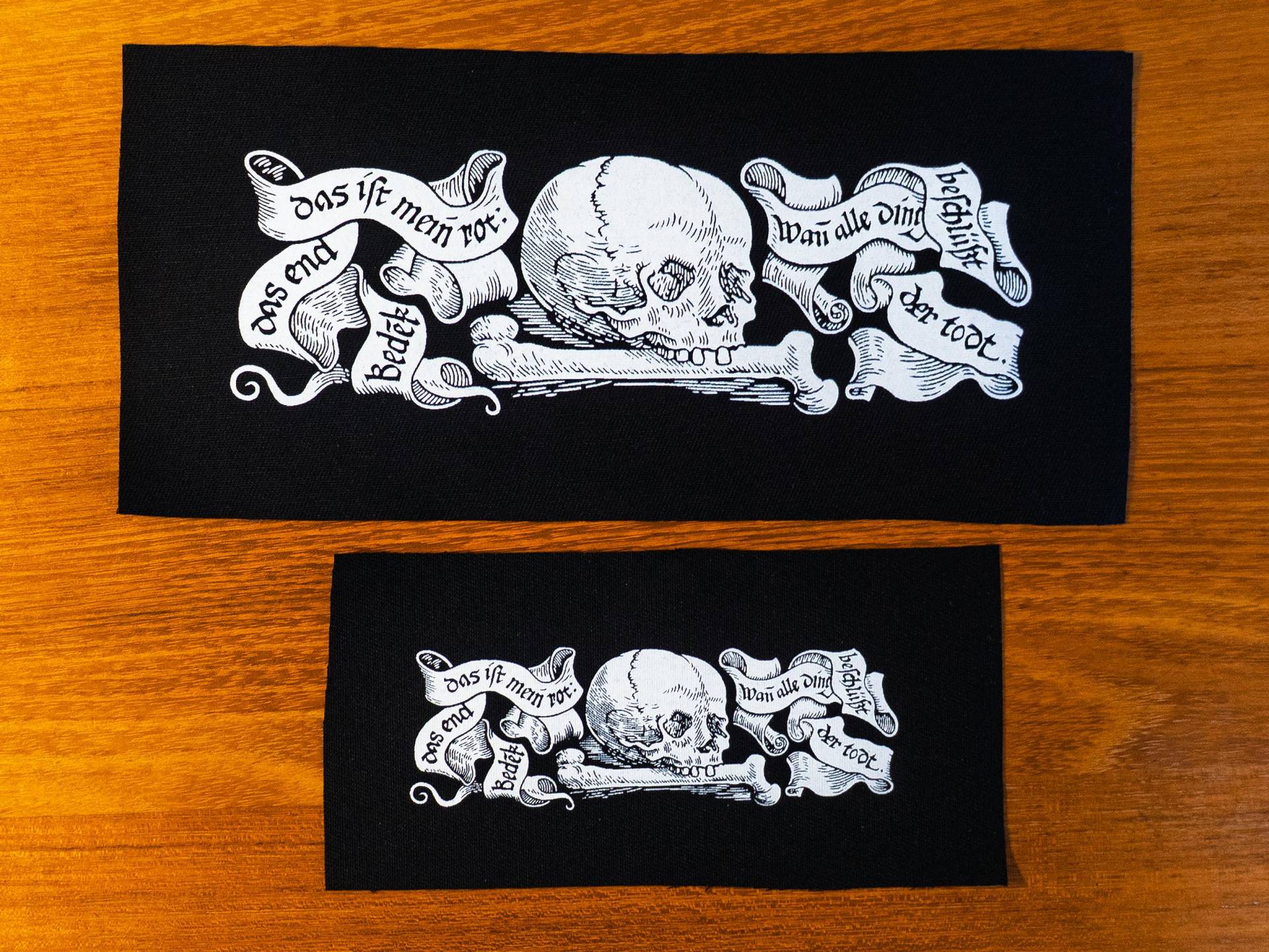 Memento Mori. Schädel, Knochen Und Banner Mit Text. Große Version. Mittelalterlicher Holzschnitt. Siebdruck Aufnäher von barkboneblood