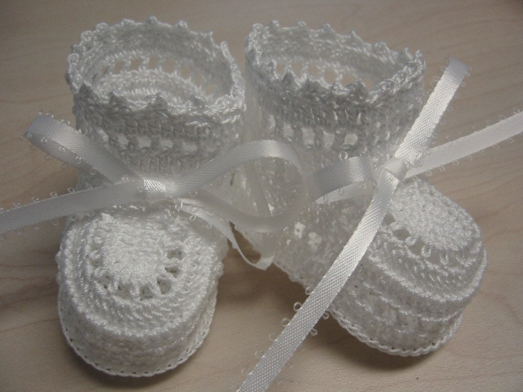 Gehäkelte Babyschühchen Weiße Taufschuhe Aus Baumwolle Gehäkelte Babyschühchen Weiße Taufschuhe Aus Baumwolle von barreez