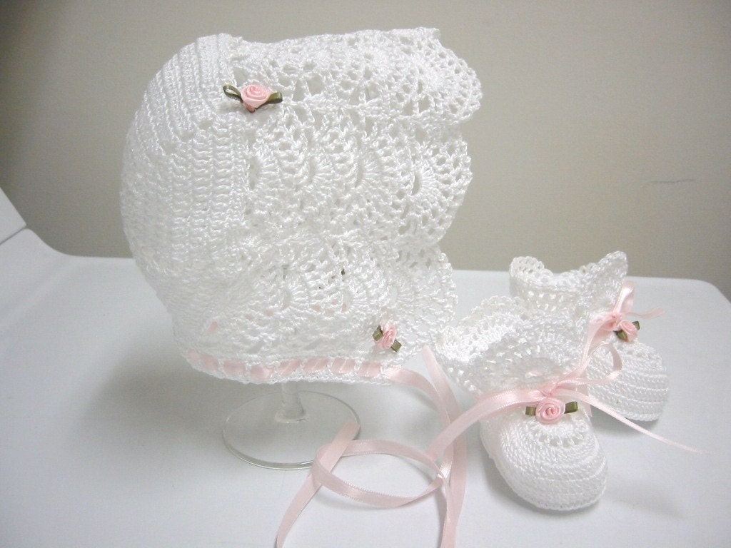 Gehäkelte Taufhaube & Booties Weiße Spitze, Rosa Rosen - Geschenk Zur Geburt Gehäkelte Taufhaube & Booties Weiße Spitze, Rosa Rosen - Geschenk Zur Geburt von barreez