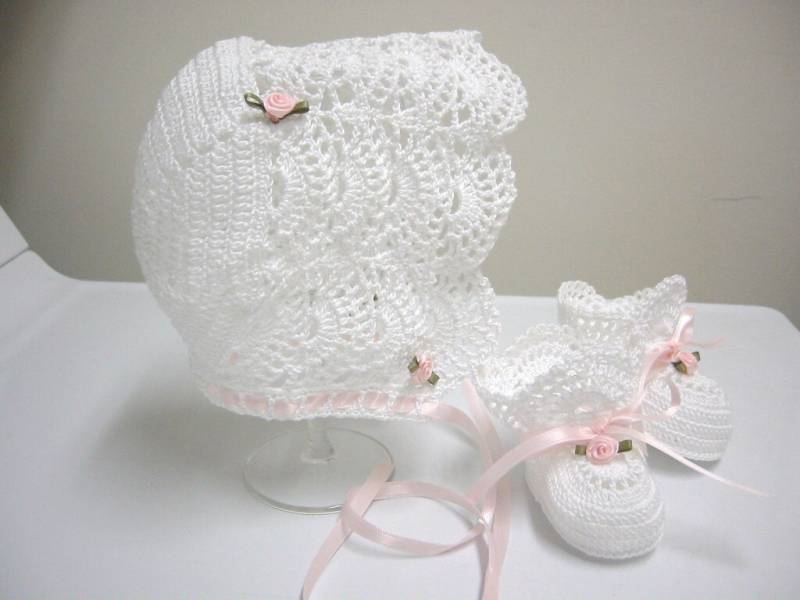 Gehäkelte Taufhaube & Booties Weiße Spitze, Rosa Rosen - Geschenk Zur Geburt Gehäkelte Taufhaube & Booties Weiße Spitze, Rosa Rosen - Geschenk Zur Geburt von barreez