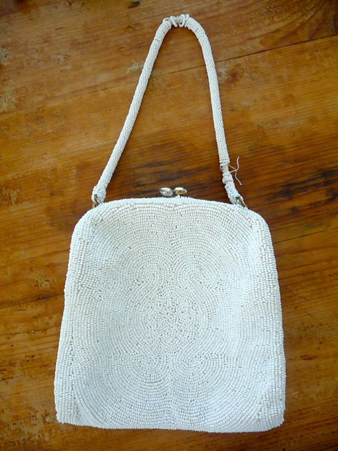 Weiße Perlen Geldbörse von basicallyBaca