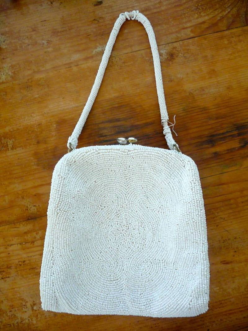 Weiße Perlen Geldbörse von basicallyBaca