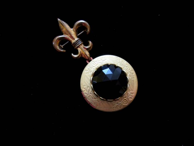 Black Tie Optional Onyx Medaillon Brosche Black Tie Optional Onyx Medaillon Brosche von basilthecat