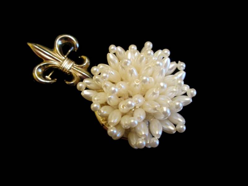 Ein Weiteres Pearly Girl, Bridal Bouquet Locket Brooch, Vintage Pearls Ein Weiteres Pearly Girl, Bridal Bouquet Locket Brooch, Vintage Pearls von basilthecat