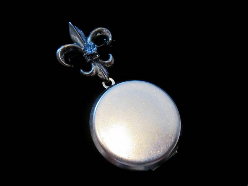 Etwas Old, New & Blue Bridal Bouquet Brooch, Double Locket, Silver Fleur De Lis, Rhinestone, Coro Pin Etwas Old, New & Blue Bridal Bouquet Brooch, Double Locket, Silver Fleur De Lis, Rhinestone, Coro Pin von basilthecat