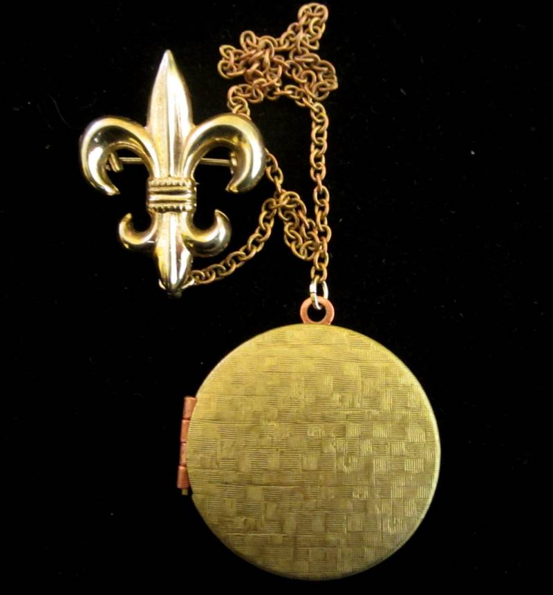 Fleur De Lis Pocket Watch Stil Medaillon Fleur De Lis Pocket Watch Stil Medaillon von basilthecat